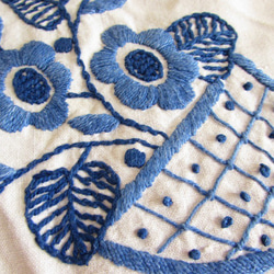 ドイツの手仕事/ブルーのお花の手刺繍とコットンレース テーブルクロス　(ヴィンテージ・青糸刺繍) 8枚目の画像
