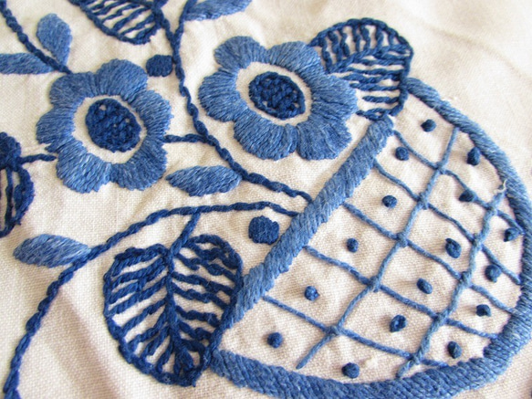 ドイツの手仕事/ブルーのお花の手刺繍とコットンレース テーブルクロス　(ヴィンテージ・青糸刺繍) 8枚目の画像