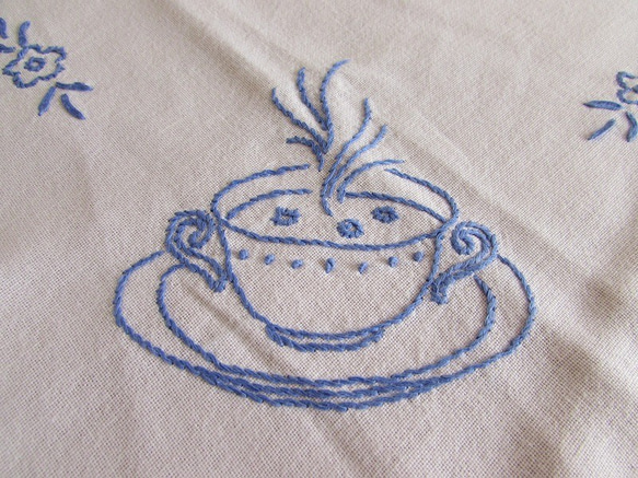 ドイツの手仕事/スープ鍋とスープカップ・ドイツ語の手刺繍入り テーブルクロス　(ヴィンテージ) 7枚目の画像