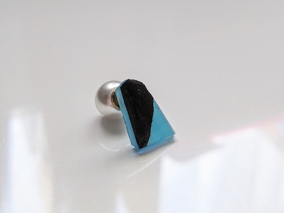 【少しけだ復活sale】書家が作るアートなアクセサリー　逆に、あざとく…/pierced earring/blue 1枚目の画像