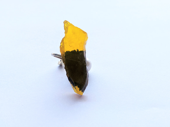 【一旦クローズsale】書家が作るアートなアクセサリー　そして、あざとく…/earcuff/yellow（一点物） 2枚目の画像