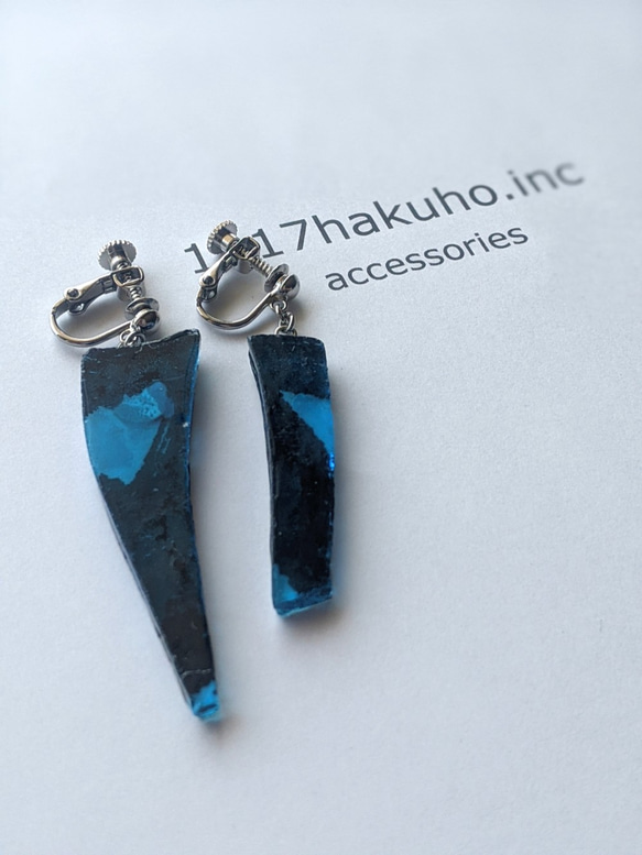 書家が作るアートなアクセサリー　そして、あざとく…/earring/blue（一点物） 1枚目の画像