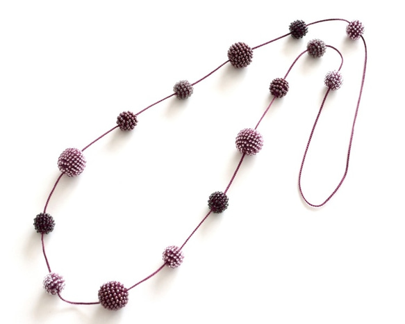 ビーズクロッシェのボンボンネックレス／ボルドー ネックレス