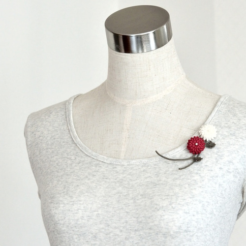 ダリアのブローチ／赤or白 ブローチ GUZELIM 通販 4098586｜Creema