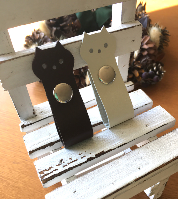 猫のレザーケーブルホルダー　2本セット（ブラウン、ホワイト） 6枚目の画像