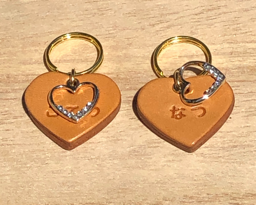 参考画レザー迷子札 ストーン付き ベージュパッチンボタン式