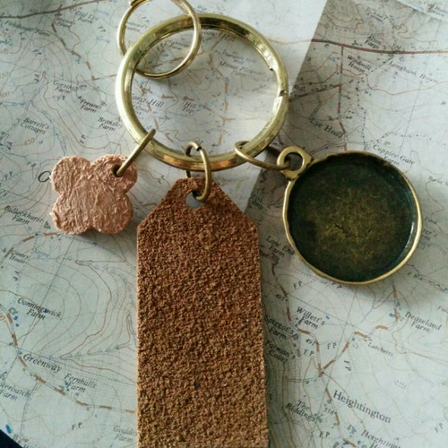 旅シリーズNo.1 ハイネケン王冠とレザー切符タグのキーチャーム 
