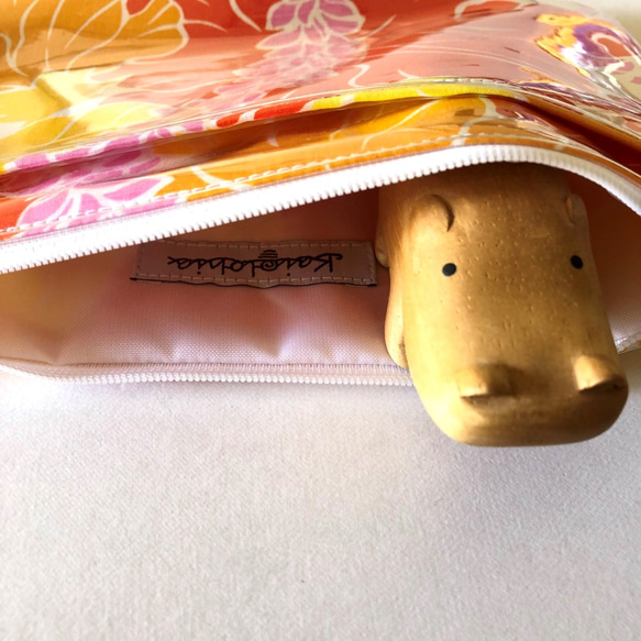 フラットポーチ（ポケット付き）ハワイアン生地でマスクケースやコスメなどマルチに使えるポーチ 3枚目の画像