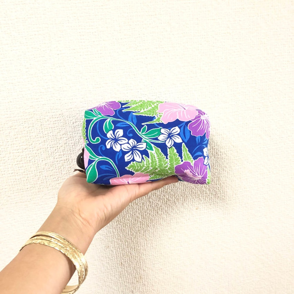 ふわふわポーチ（コスメポーチ）　ハワイアン生地にキルト芯が入ったポーチ　プレゼントに最適 1枚目の画像