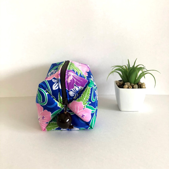 ふわふわポーチ（コスメポーチ）　ハワイアン生地にキルト芯が入ったポーチ　プレゼントに最適 3枚目の画像