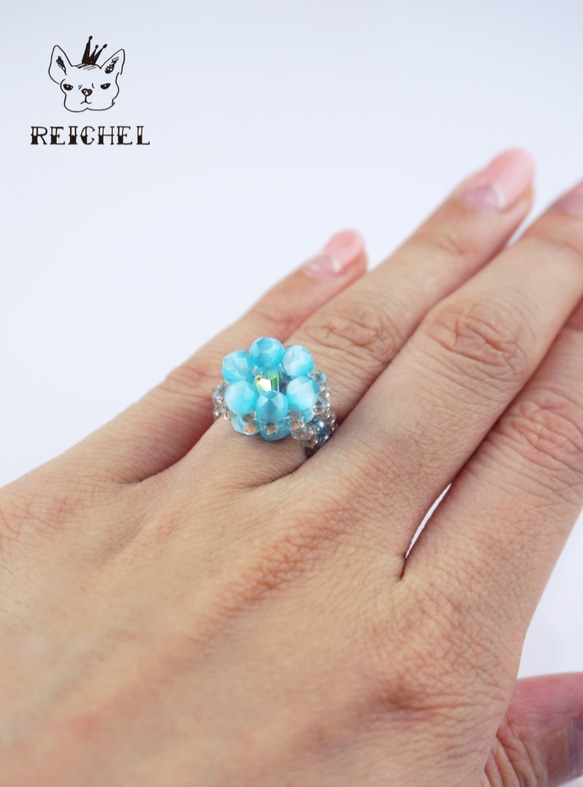 花戒指和一套天藍色的手鍊 第4張的照片
