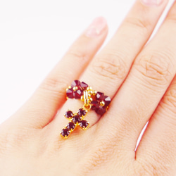 金×紅珠交叉環 第1張的照片