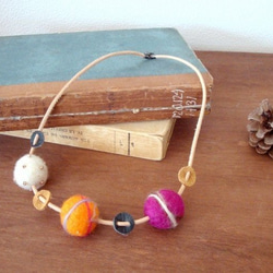 【送料無料】フェルト3連ボールネックレス（赤系） 1枚目の画像