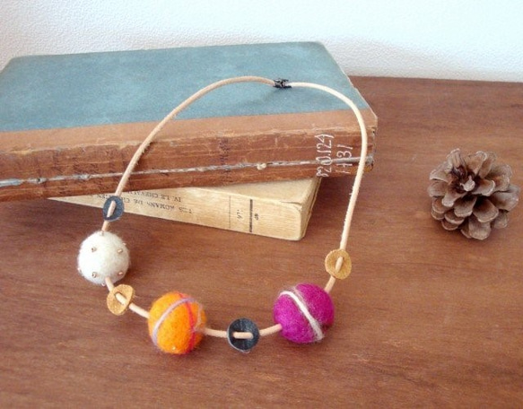 【送料無料】フェルト3連ボールネックレス（赤系） 1枚目の画像