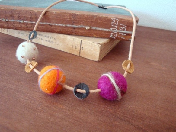 【送料無料】フェルト3連ボールネックレス（赤系） 2枚目の画像