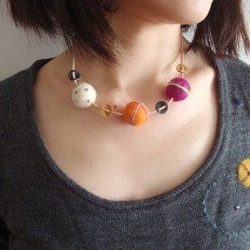 【送料無料】フェルト3連ボールネックレス（赤系） 3枚目の画像