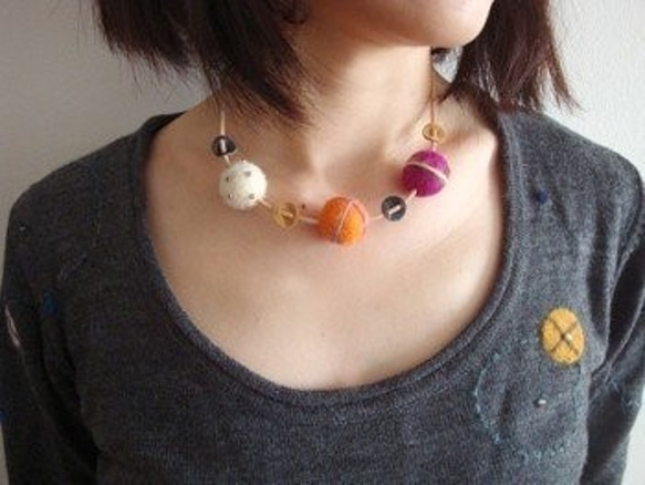 【送料無料】フェルト3連ボールネックレス（赤系） 3枚目の画像