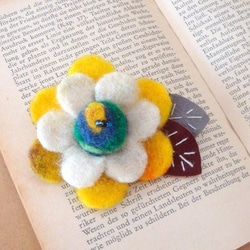 【送料無料】フェルト花ブローチ(黄色） 1枚目の画像