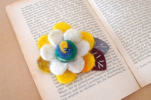 【送料無料】フェルト花ブローチ(黄色） 1枚目の画像