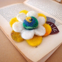 【送料無料】フェルト花ブローチ(黄色） 2枚目の画像