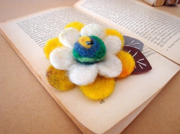 【送料無料】フェルト花ブローチ(黄色） 2枚目の画像