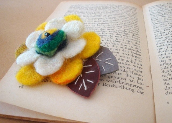 【送料無料】フェルト花ブローチ(黄色） 3枚目の画像