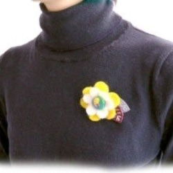 【送料無料】フェルト花ブローチ(黄色） 4枚目の画像