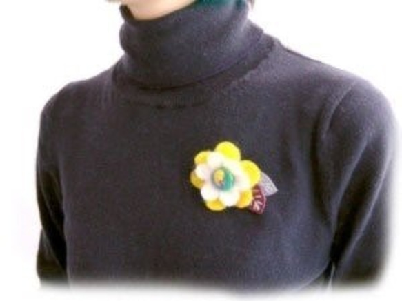 【送料無料】フェルト花ブローチ(黄色） 4枚目の画像