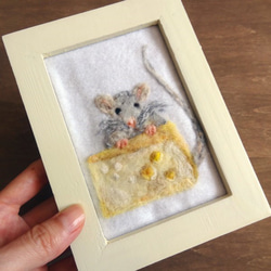 【送料無料】羊毛刺しゅうの額絵「チーズを頬張るネズミ」 2枚目の画像