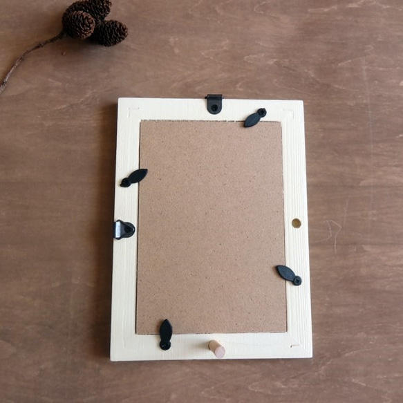 【送料無料】羊毛刺しゅうの額絵「チーズを頬張るネズミ」 3枚目の画像