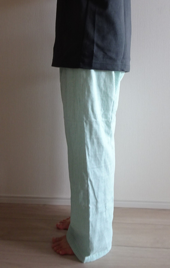 ヒッコリー柄ダブルガーゼのポケット付きルームパンツ （アンティークミント） 3枚目の画像