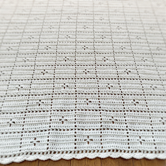 〈送料込〉グラデーションの糸で編んだ小花模様のブランケット 膝掛け 手編み ブランケット ベビーブランケット 4枚目の画像