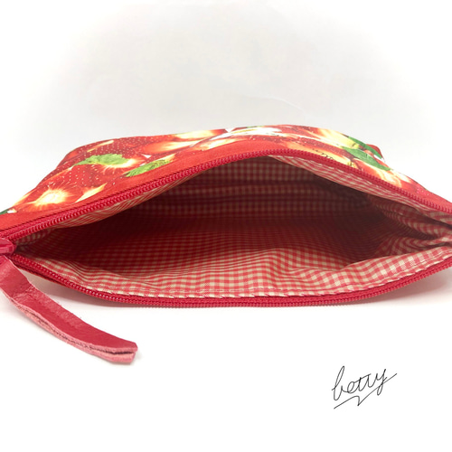 真っ赤ないちご柄ポーチ マチ付裏地赤チェック 苺 フルーツ イチゴ  