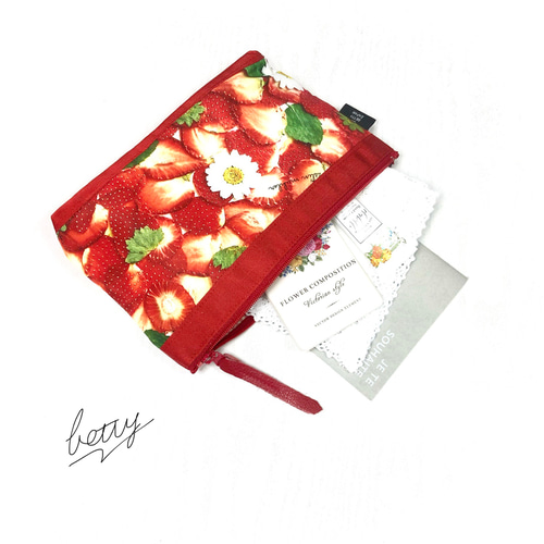 真っ赤ないちご柄ポーチ マチ付裏地赤チェック 苺 フルーツ イチゴ  