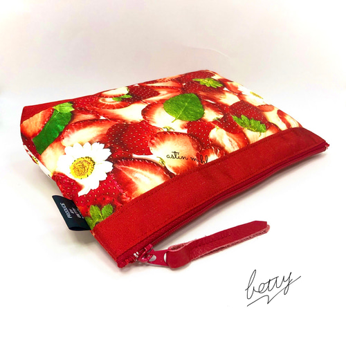 真っ赤ないちご柄ポーチ マチ付裏地赤チェック 苺 フルーツ イチゴ  