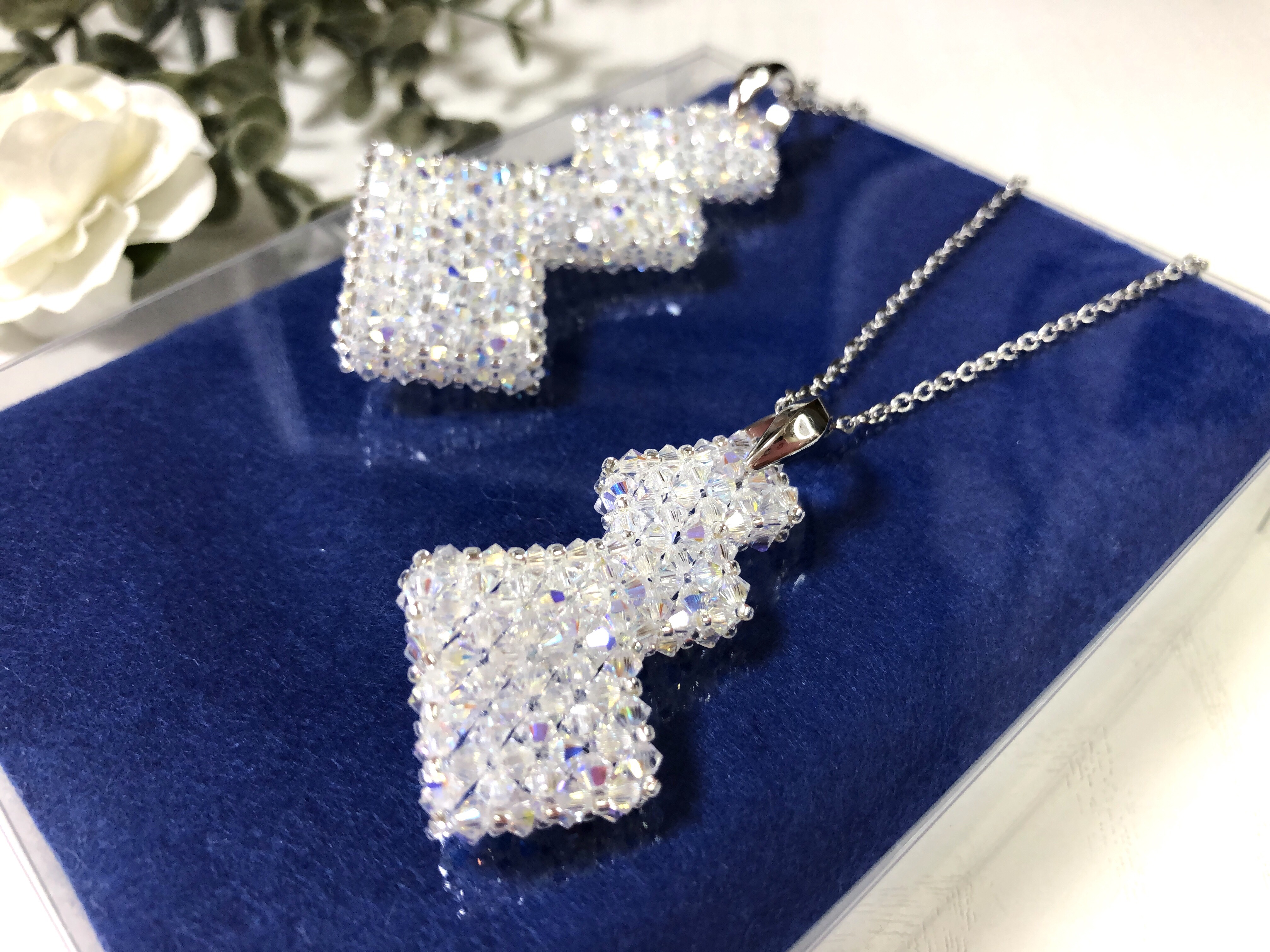 (M)クリスタルペンダントトップ 金アレ対応　七色オーロラ　上品キレイめ　エレガント　ネックレス