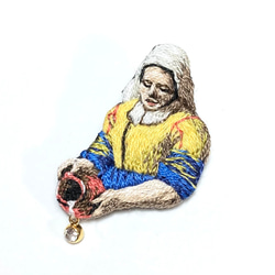 フェルメール「牛乳を注ぐ女」の手刺繍ブローチ 1枚目の画像