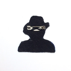 ゴッホ「グレーのフェルト帽の自画像」の手刺繍ブローチ 2枚目の画像