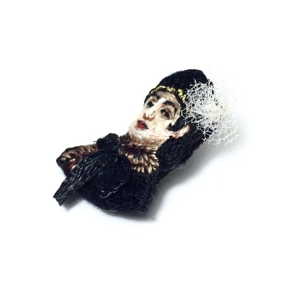 イワン・クラムスコイ「忘れえぬ女」の手刺繍ブローチ 2枚目の画像
