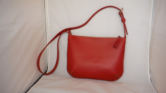丸底ショルダーバッグ 丸底ショルダーバッグ 赤 ショルダーバッグ Dhaula Leather