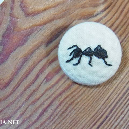 蟻の刺繍ブローチ B:左向き ブローチ 麻葉 通販 324909｜Creema
