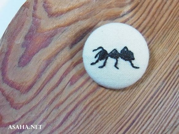 蟻の刺繍ブローチ B:左向き ブローチ 麻葉 通販 324909｜Creema