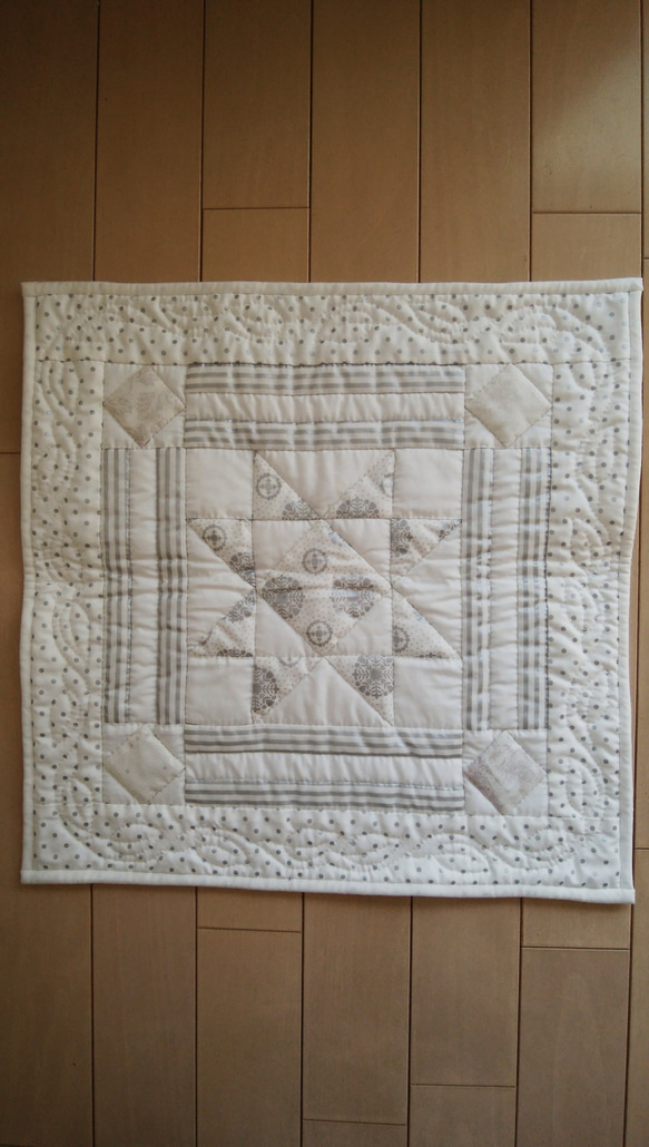 シルバー＊ホワイトのパッチワークキルト タペストリー・壁掛け Kiyo