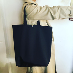 大人気！再々販です☺︎素敵定番エコバッグ　ポケット付き　黒無地✴︎撥水ナイロン地コンパクト収納カラビナ付✴︎ 1枚目の画像