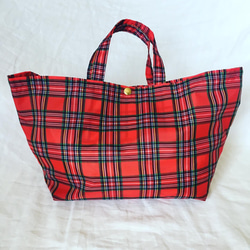 大人気！再再々販可愛いエコバッグ　ミニトート　撥水地　タータンチェック赤ロイヤルステュワート　コンパクト　収納カラビナ付 1枚目の画像
