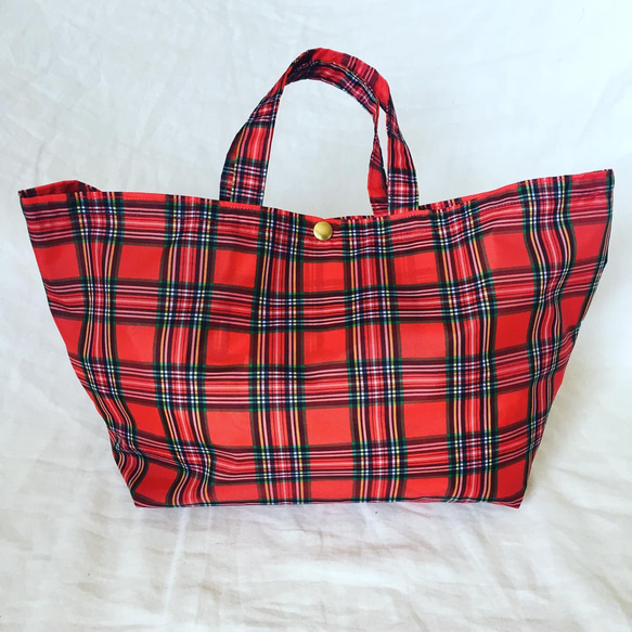 大人気！再再々販可愛いエコバッグ　ミニトート　撥水地　タータンチェック赤ロイヤルステュワート　コンパクト　収納カラビナ付 1枚目の画像