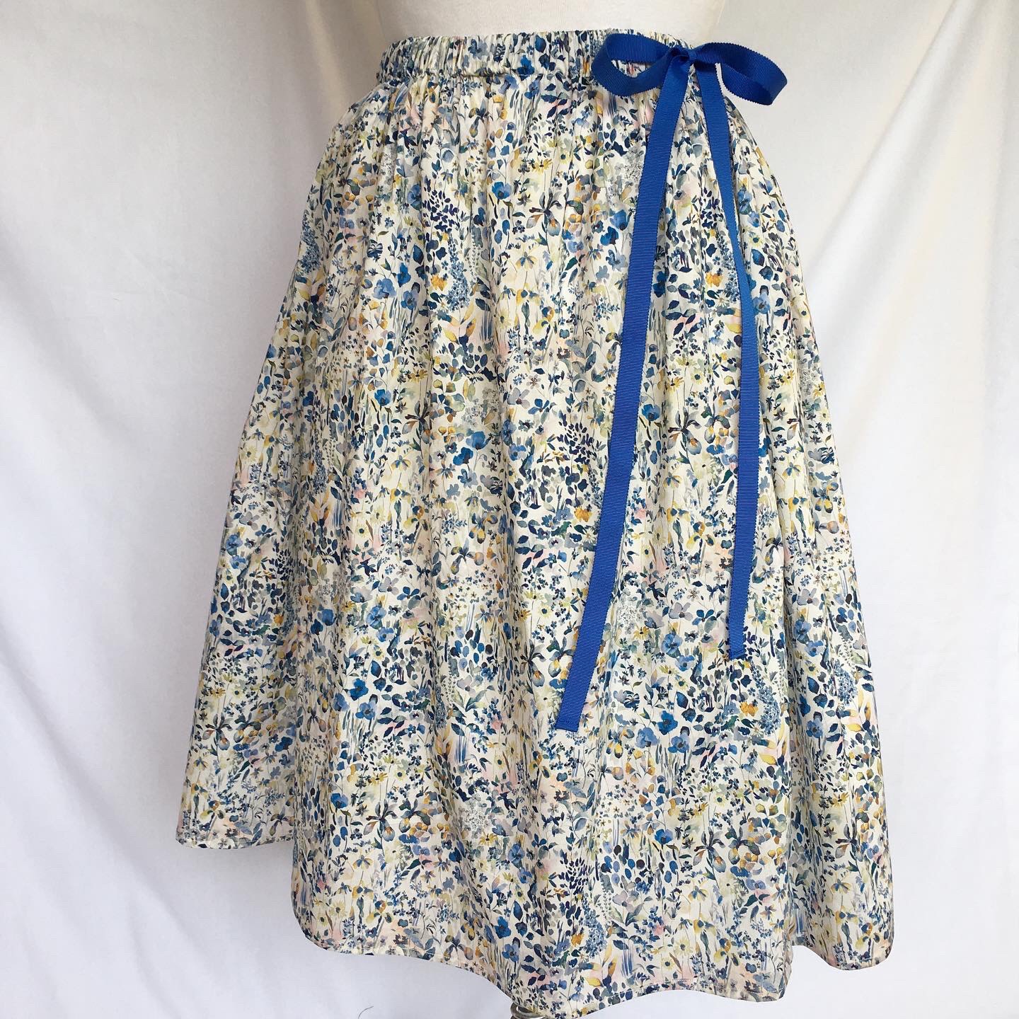 再販☺︎素敵✴︎大人のリボンスカート♡リバティ　フェルダ　ブルー　リボン取外し可能✴︎送料無料