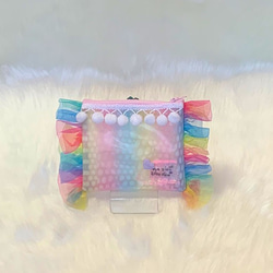 パステルグラデーションカラーのビニール Rainbow frill ポーチ（ポンポン/white） 2枚目の画像