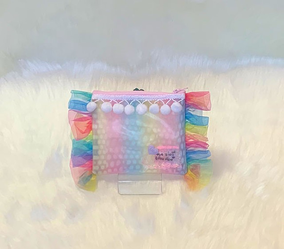 パステルグラデーションカラーのビニール Rainbow frill ポーチ（ポンポン/white） 2枚目の画像