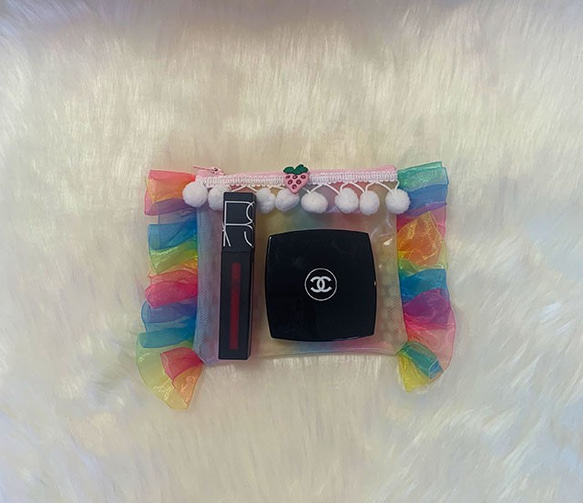 パステルグラデーションカラーのビニール Rainbow frill ポーチ（ポンポン/white） 3枚目の画像